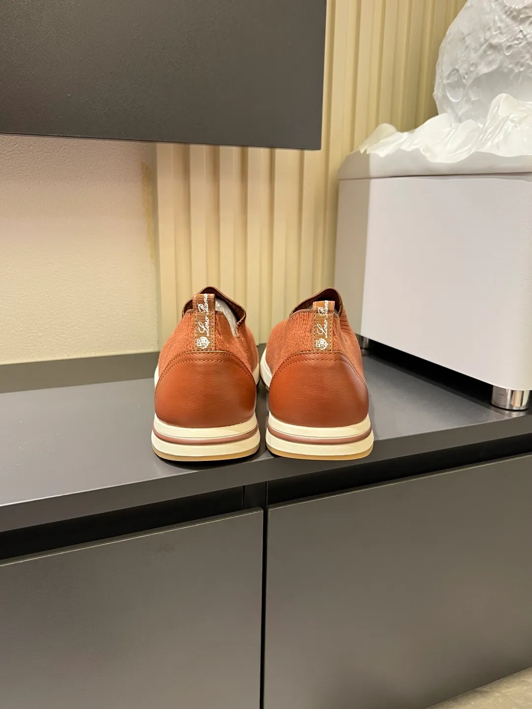 Men's Men's Shoes 💰p380 Loro Men's Shoes 💰piana/Noyo Piana 360 L Men's Shoes 💰p Flexy Walk Men's Sports Shoes These sports shoes are made of knitted wool uppers, and the heel is wrapped in smooth calf leather. Merino sheep are selected from Australia and New Zealand. The upper is machine-woven like a sweater, and then equipped with a white rubber outsole and a Kummel-colored sole. It is both beautiful and non-slip. The fabric is 100% cashmere and the insole is calf leather. It is super comfortable on the feet! Comes with full original packaging! Multiple colors available! Size: 38-44 (45 customized)